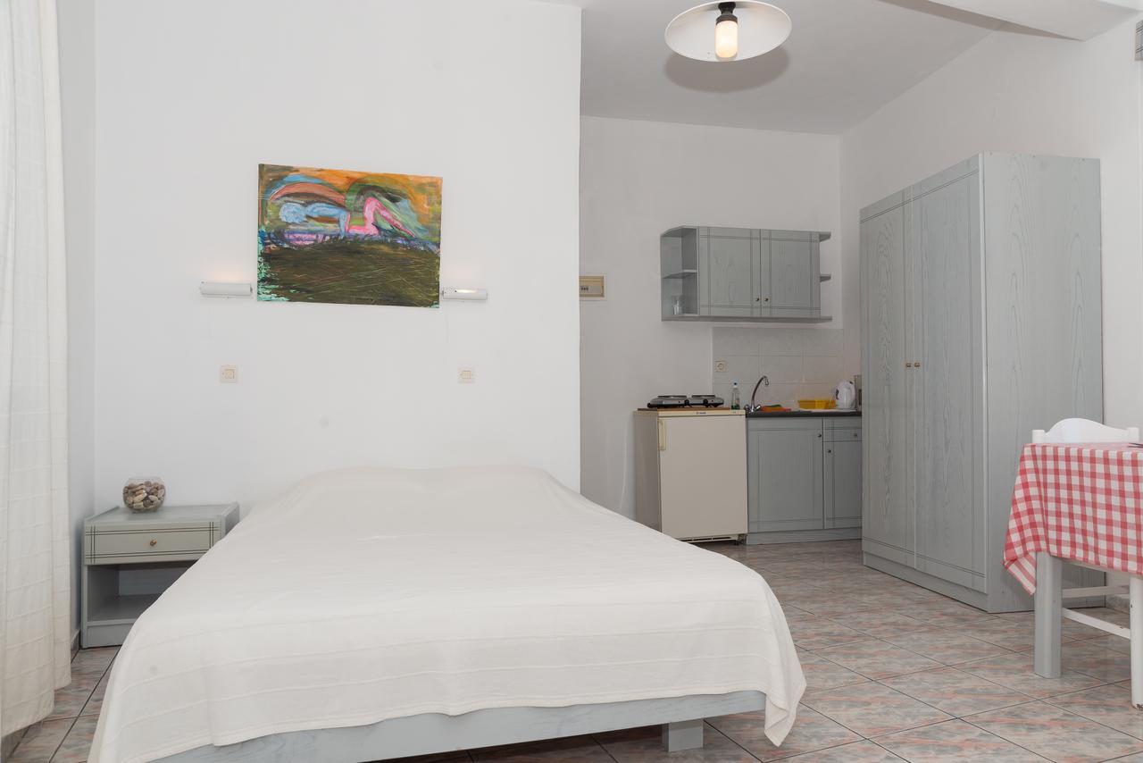 Captain Manos Studio Apartments Grikos Bay  Exterior photo